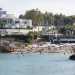 Superata poi una larga curva, eccoci di fronte alla baia di Porto Giardino che ospita la spiaggia pi grande della zona, dominata da un grande bar affacciato sulla cala